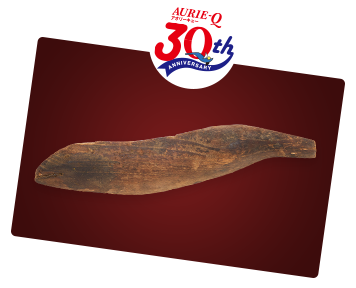 魚の形に削った木材の表面を黒く焦がし、針を付けた「餌木の原型」